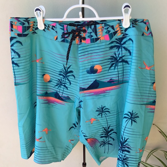Billabong Men's shorts Size 36 EUC Aqua Blue with Island print - Picture 1 of 16